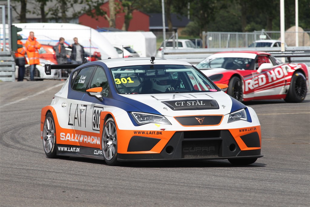 Sally Racing har fordoblet sit antal af Seat Leon Cupra TCR-racere i DEC-serien. Nu får Anders Hjort Lund/Bjørn Smidt følgeskab af Peter og Mikkel Obel.
(Foto: Henning Smed)